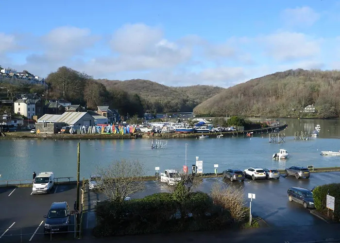 Superb House In Looe, Near Beach And Bars With Great Views And Free Access To A Nearby Indoor Swimming Pool